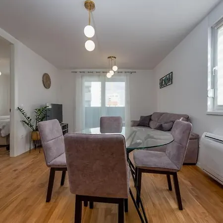 Modern And Comfortable In 자다르