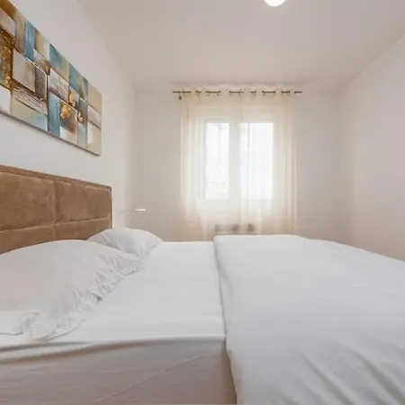 Modern And Comfortable In * זאדאר