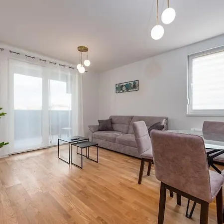 Modern And Comfortable In * זאדאר