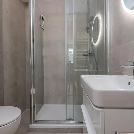 아파트 Modern And Comfortable In