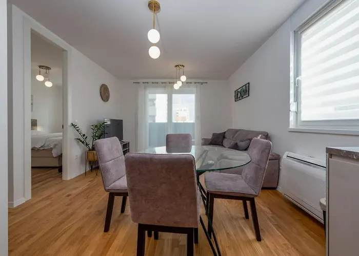 Modern And Comfortable In ザダル