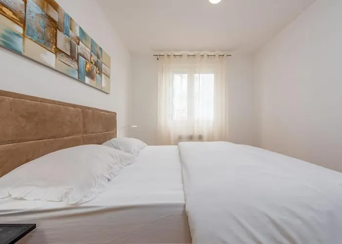 Modern And Comfortable In * ザダル